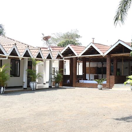 Neneu Hotel Moshi Buitenkant foto