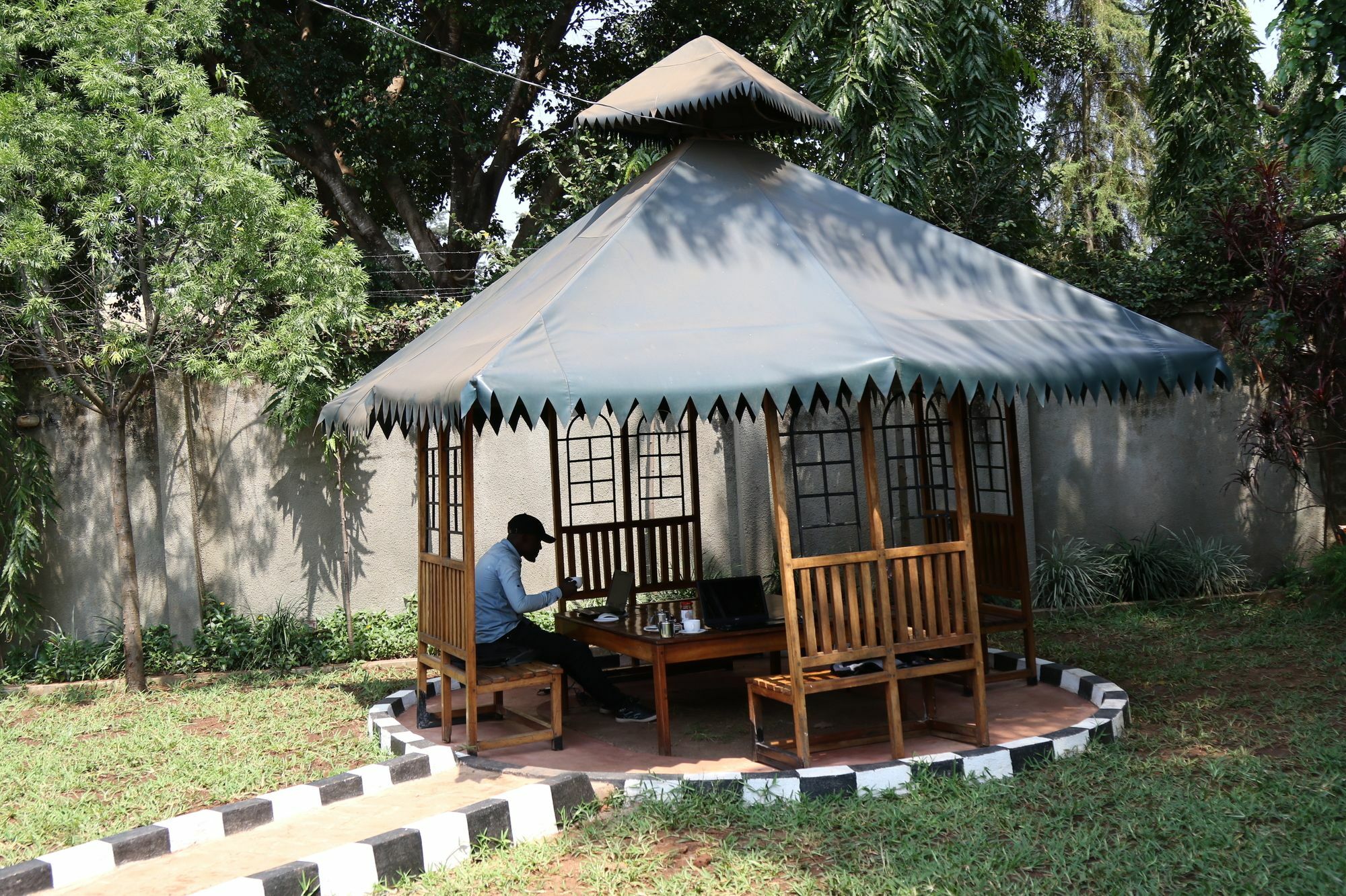 Neneu Hotel Moshi Buitenkant foto